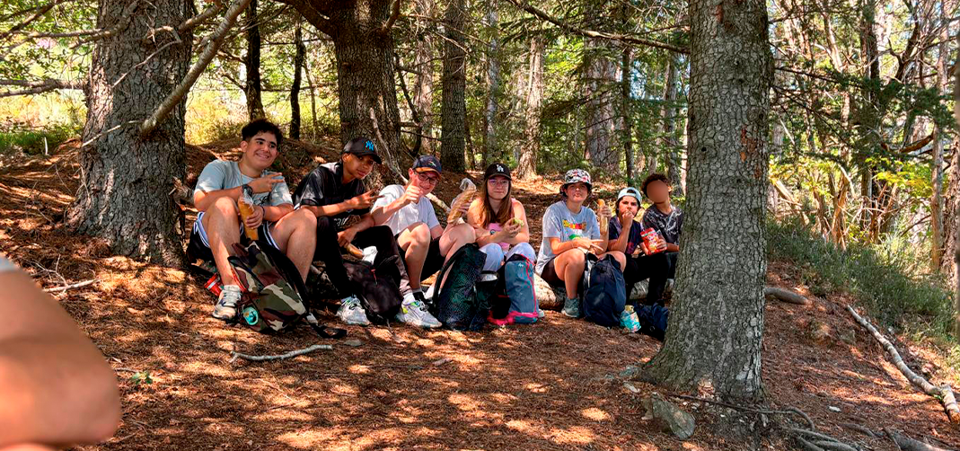 groupe de jeunes pique-nique en ardèche polyèdre seynod annecy