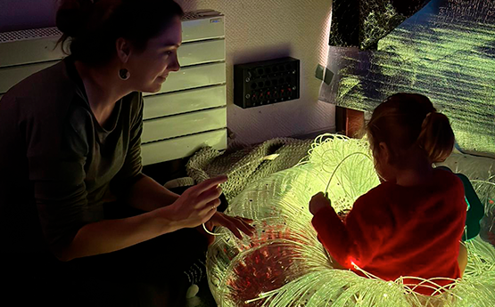 enfants avec animatrice snoezelen polyèdre seynod annecy