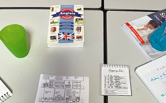 livre anglais avec écocup et papier en anglais polyedre seynod annecy