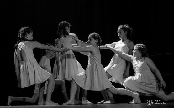 enfants fille sur scène pour un spectacle de danse polyèdre seynod annecy