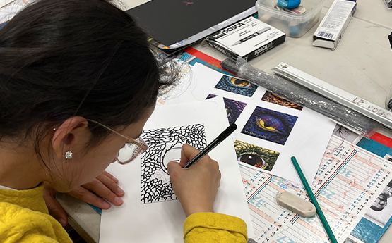fille qui dessine cours polyèdre seynod annecy