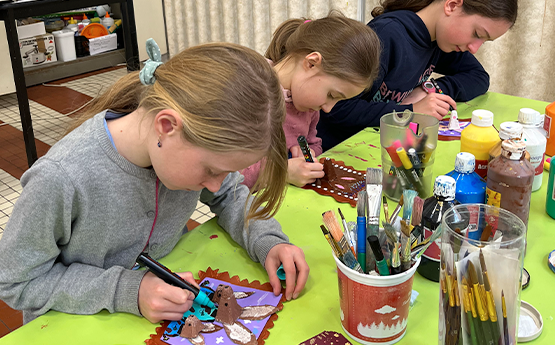 filles qui colorient leurs oeuvres polyèdre seynod annecy