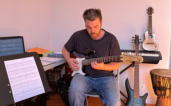 professeur de musique qui joue de la guitare polyèdre seynod annecy