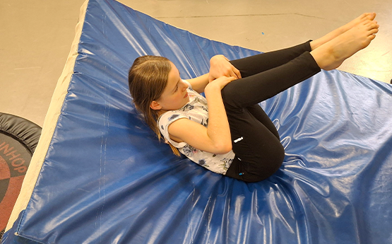 jeune fille sur tapis de gym polyèdre seynod annecy