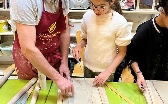 professeur de poterie avec enfant qui mesure la terre polyèdre seynod annecy