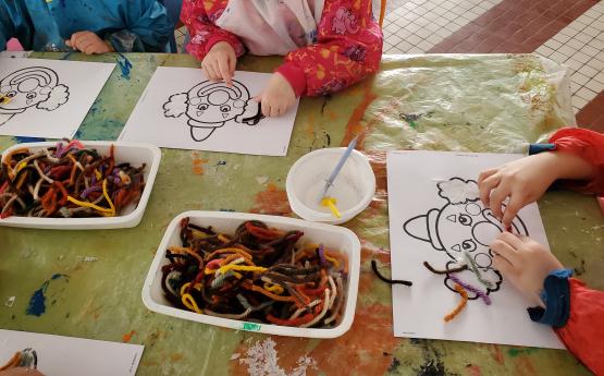 mains enfants qui collent de la laine sur coloriage polyèdre seynod annecy