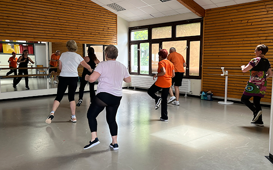 groupe de personnes en cours latino cardio séniors polyèdre seynod annecy