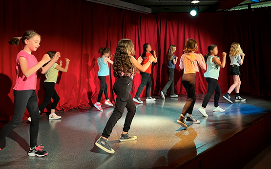 groupe de fille sur scène street dance polyèdre seynod annecy