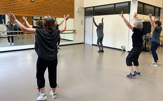 groupe séniors de dos danse zumba polyèdre seynod annecy