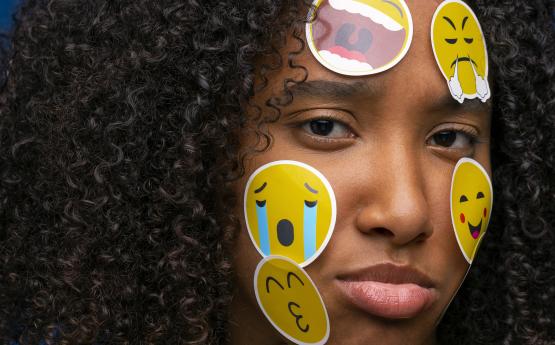 femme emojis sur le visage conférence polyèdre seynod annecy