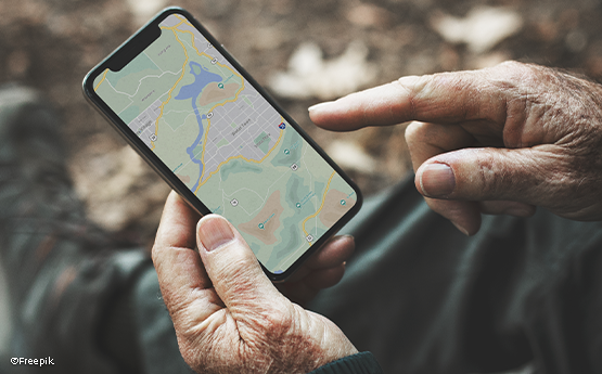 mains séniors qui est sur son téléphone gps polyèdre seynod annecy