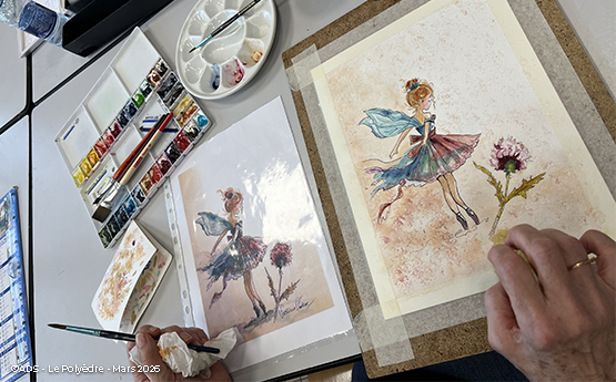 main femme qui tient un pinceau devant une oeuvre d'aquarelle polyèdre seynod annecy