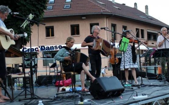 groupe de personnes qui sont sur scène polyèdre seynod annecy