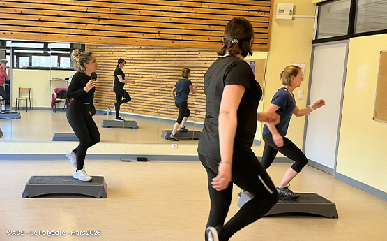 personnes en mouvement pour monter sur step polyèdre seynod annecy