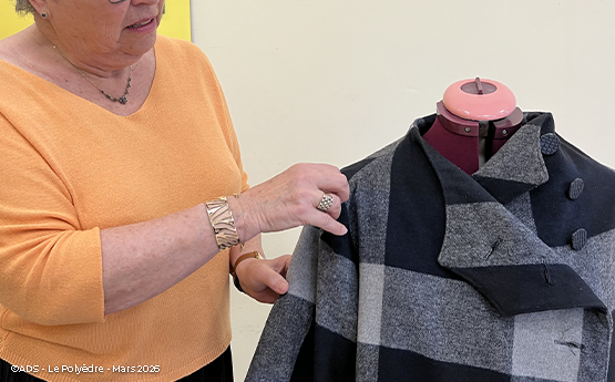 femme qui fait les retouches de couture sur une veste posée sur un mannequin polyèdre seynod annecy