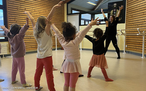 petites filles en tenue de danse polyèdre seynod annecy