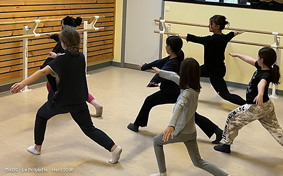 filles en position de danse jazz polyèdre seynod annecy