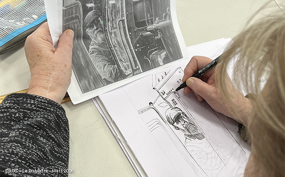 femme de dos qui dessine un homme avec un béret selon un modèle imprimé polyèdre seynod annecy
