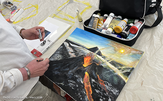 main qui peint un tableau d'un volcan polyèdre seynod annecy