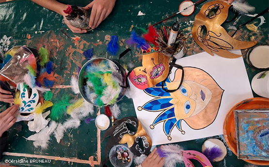 mains d'enfants qui créent des masques de carnaval polyèdre seynod annecy