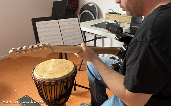 professeur de musique qui joue de la guitare polyèdre seynod annecy