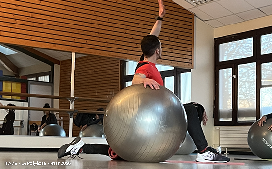homme qui fait une fente maintenu par une gymball polyèdre seynod annecy