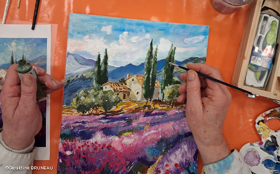 mains de femmes qui peint paysage à l'acrylique polyèdre seynod annecy