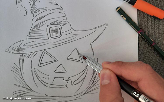 main garçon avec crayon qui dessin une citrouille polyèdre seynod annecy