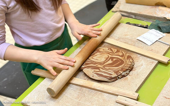 mains enfants qui utilisent un rouleau sur la terre poterie polyèdre seynod annecy