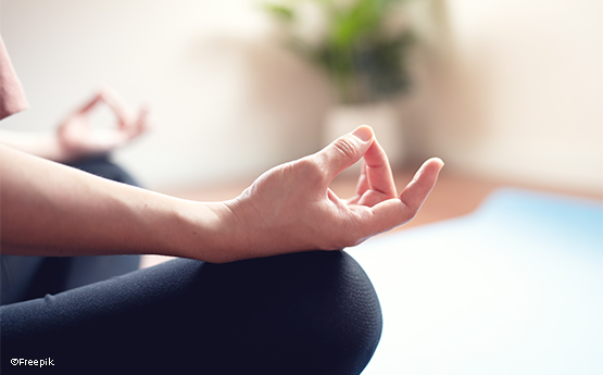 femme pratiquant la méditation sur tapis polyèdre seynod annecy