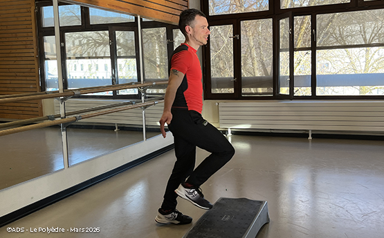 homme sur un step sport polyèdre seynod annecy