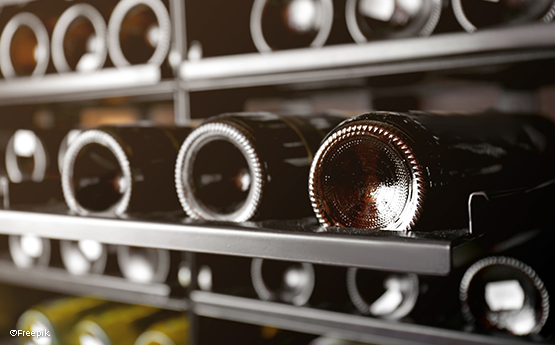 différentes bouteilles de vin sur une étagère dans une boutique de cave polyèdre seynod annecy