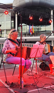 groupe de musiciens sur scène bal folk polyèdre seynod annecy