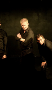 groupe d'hommes sur scène spectacle théâtre polyèdre seynod annecy