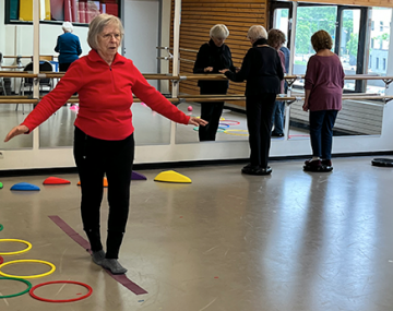 personne qui font des parcours au sol de gym équilibre polyèdre seynod annecy