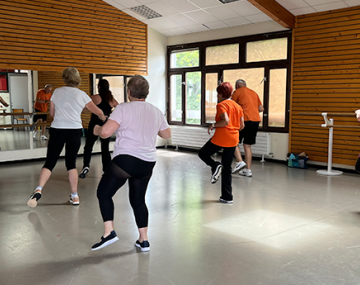 groupe de personnes en cours latino cardio séniors polyèdre seynod annecy