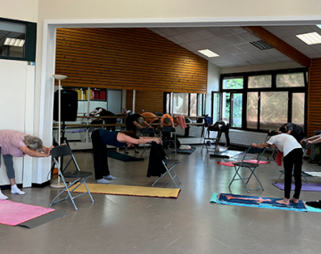séniors adultes stretching dos bras tendu sur chaise polyèdre seynod annecy