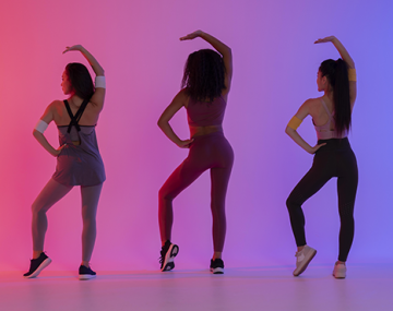 trois femmes de dos en tenue zumba danse girly polyedre annecy seynod