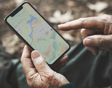 mains séniors qui est sur son téléphone gps polyèdre seynod annecy