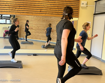 personnes en mouvement pour monter sur step polyèdre seynod annecy