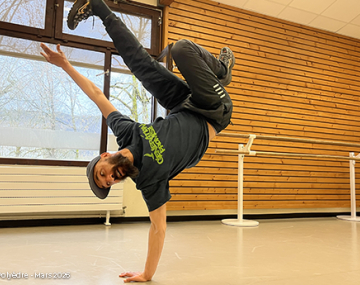 homme qui fait une figure de breakdance polyèdre seynod annecy
