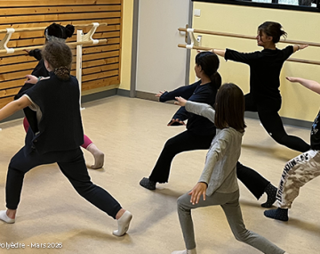 filles en position de danse jazz polyèdre seynod annecy