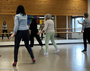 femmes dansent en ligne polyèdre seynod annecy