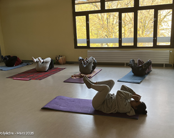 personnes allongés sur le dos cours feldenkrais polyèdre seynod annecy