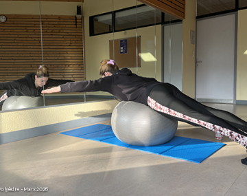 femme en planche sur une gym ball avec bras tendu sur le côté polyèdre seynod annecy
