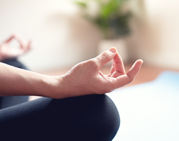 femme pratiquant la méditation sur tapis polyèdre seynod annecy