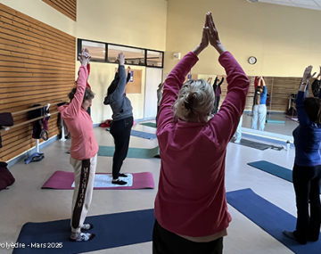 personnes debout sur tapis de yoga avec bras en l'air polyèdre seynod annecy