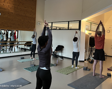 personnes sur tapis de yoga avec bras en l'air polyèdre seynod annecy